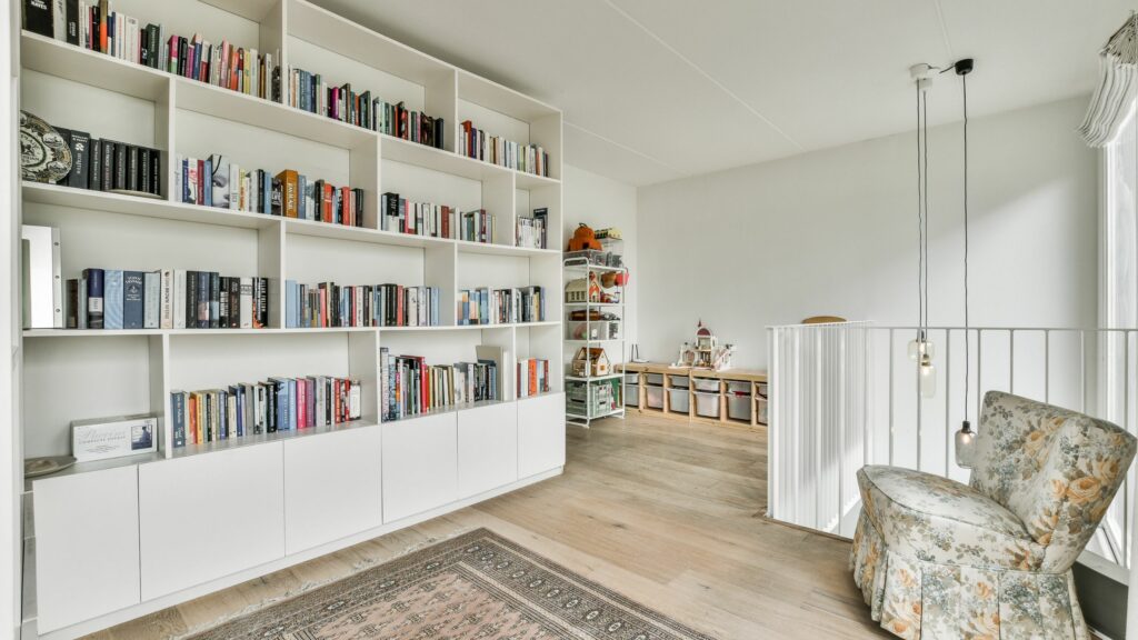Une bibliothèque dans une maison