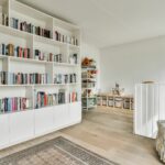 Une bibliothèque dans une maison