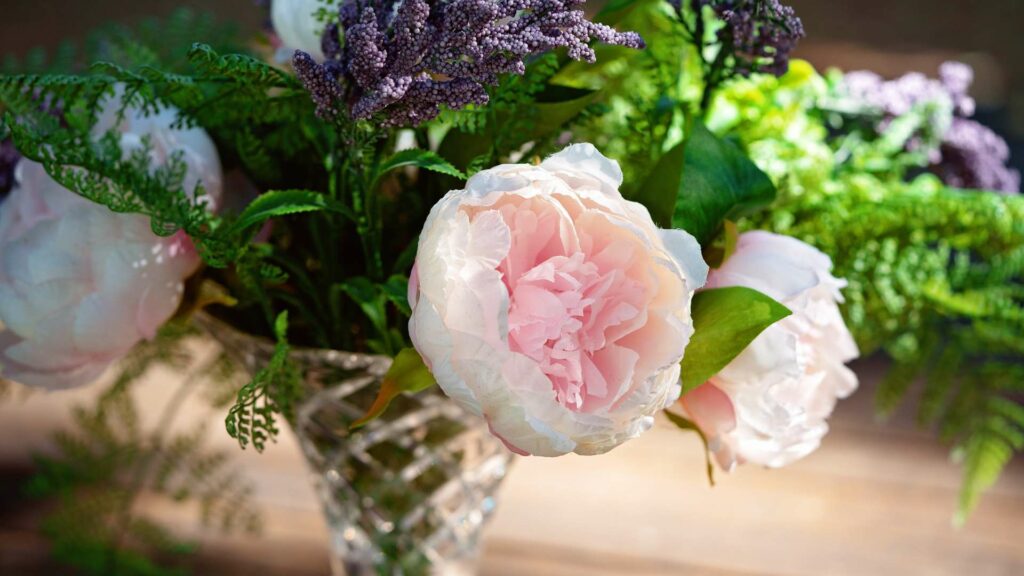 Des fleurs dans un vase en cristal Daum