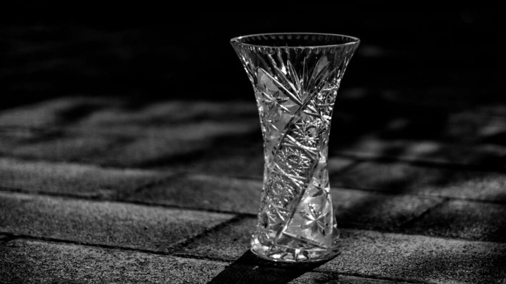 Un vase en cristal Daum décoratif